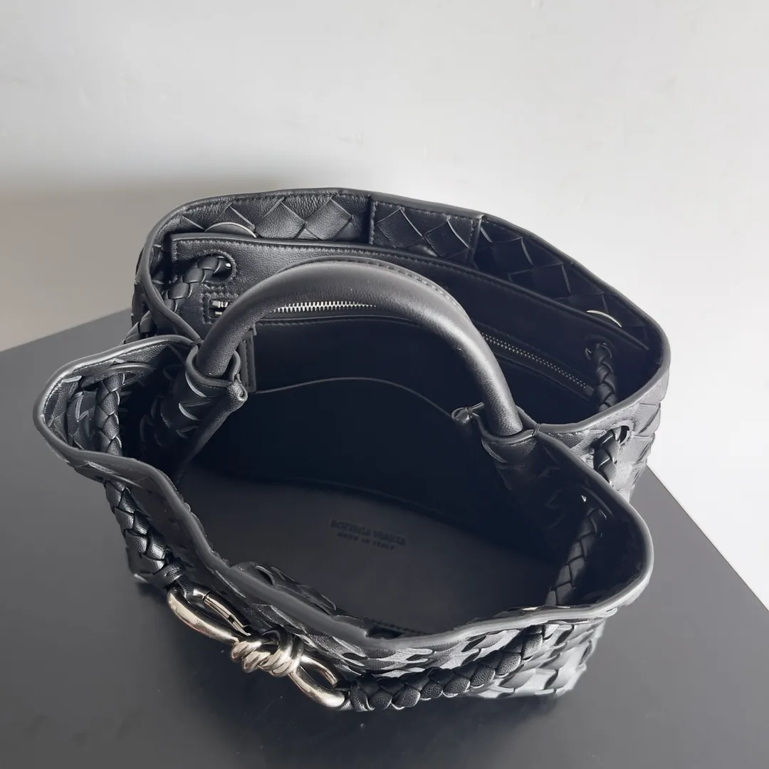 The 2023 new Andiamo batch of 1860 BV has been shipped‼ ️Really popular🔥The new Andiamo woven handbag launched by Bottega Veneta this season is really popular all over the world! ! Celebrities at home and abroad have worn it, and Oscar-winning actress Michelle Yeoh has taken it out on the street. Song Jia, Trai Yara, Yu Feihong, Sanji Ayaka, Rosie Hunting-Whiteley, Yoshioka Riho, etc. have all picked up this bag. It is classic and versatile, showing off its temperament, and the bag capacity is also large, which is very convenient for daily commuting! ! A variety of carrying methods, the shoulder straps can be adjusted by yourself, the original lambskin feels soft and delicate, and the neutral style is made to break gender boundaries and bring a more practical and longer-lasting use experience. Andiamo, which has both elegant and casual styles, perfectly interprets the true appearance of "fashionable old money style". Style number: 743568 Size: 25*22*10.5cm